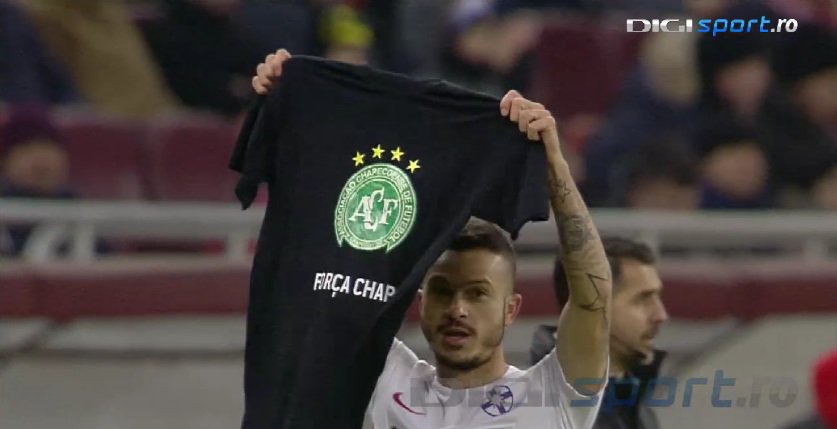 Brasileiro marca no maior cl&aacute;ssico da Rom&ecirc;nia e comemora homenageando a Chape