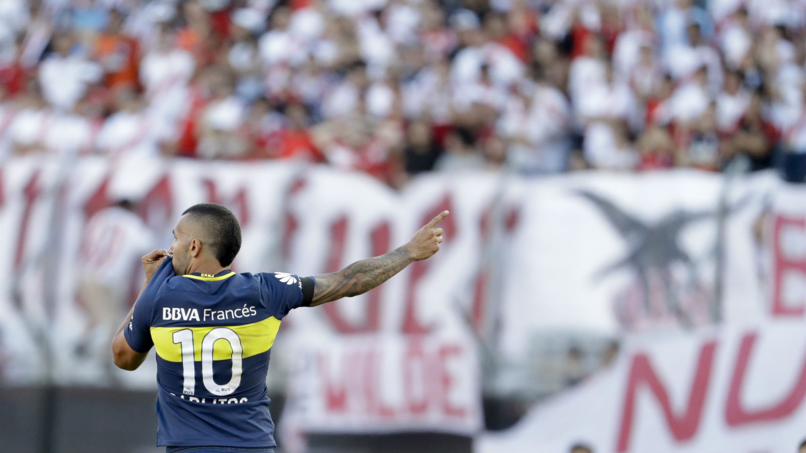 Tevez amplia sua lenda no Boca com uma atua&ccedil;&atilde;o monstruosa para calar o Monumental