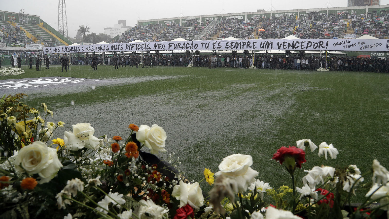 A chuva se misturou &agrave;s l&aacute;grimas no &uacute;ltimo grande ato dos her&oacute;is da Chape na Arena Cond&aacute;