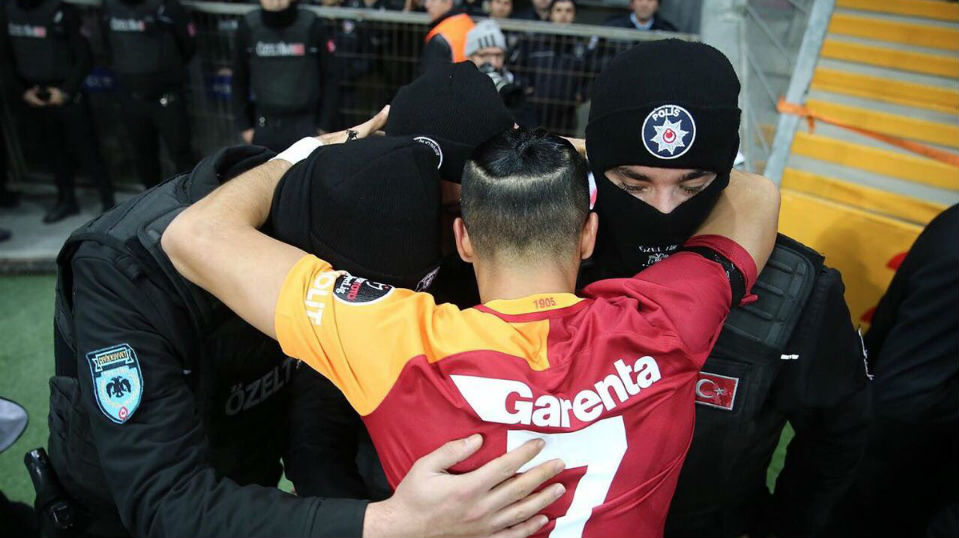 Em apoio &agrave;s v&iacute;timas do atentado na Turquia, atacante comemora gol abra&ccedil;ando policiais
