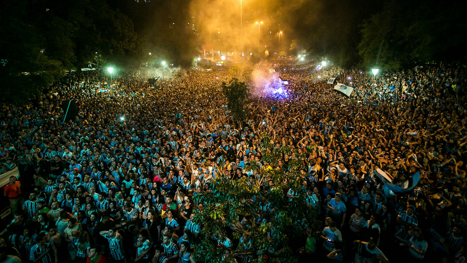 [V&iacute;deo] Um mar tricolor tomou Porto Alegre, em convuls&atilde;o coletiva pelo t&iacute;tulo do Gr&ecirc;mio