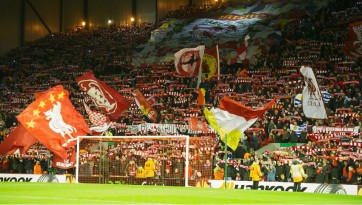 Torcida do Liverpool tira sarro após vitória no clássico e canta ‘Feliz Natal, Everton’
