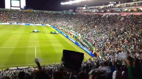 De arrepiar: O est&aacute;dio lotado do Le&oacute;n cantou com toda a sua for&ccedil;a pela Chapecoense