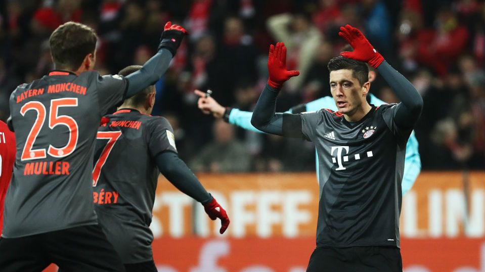 Categoria: Lewandowski anotou um belo gol de falta na virada do Bayern