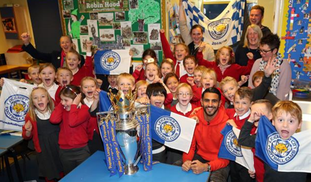 &Eacute; impag&aacute;vel a rea&ccedil;&atilde;o destes pequenos torcedores do Leicester ao receberem a visita de Mahrez