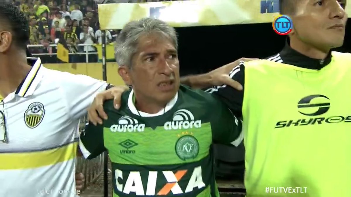T&eacute;cnico do T&aacute;chira usa a camisa da Chapecoense durante a final do Campeonato Venezuelano
