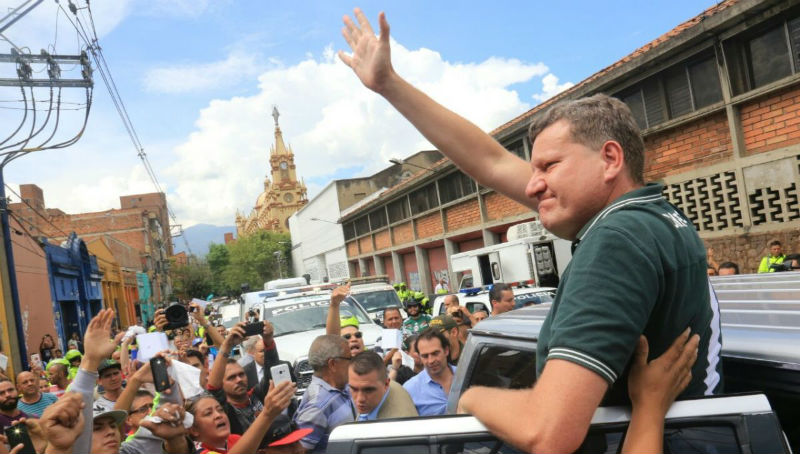 Gracias, Col&ocirc;mbia: Medell&iacute;n enche suas ruas para o &uacute;ltimo adeus aos her&oacute;is da Chape