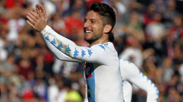 Mertens segue voando, mas Napoli sofre para arrancar empate no fim
