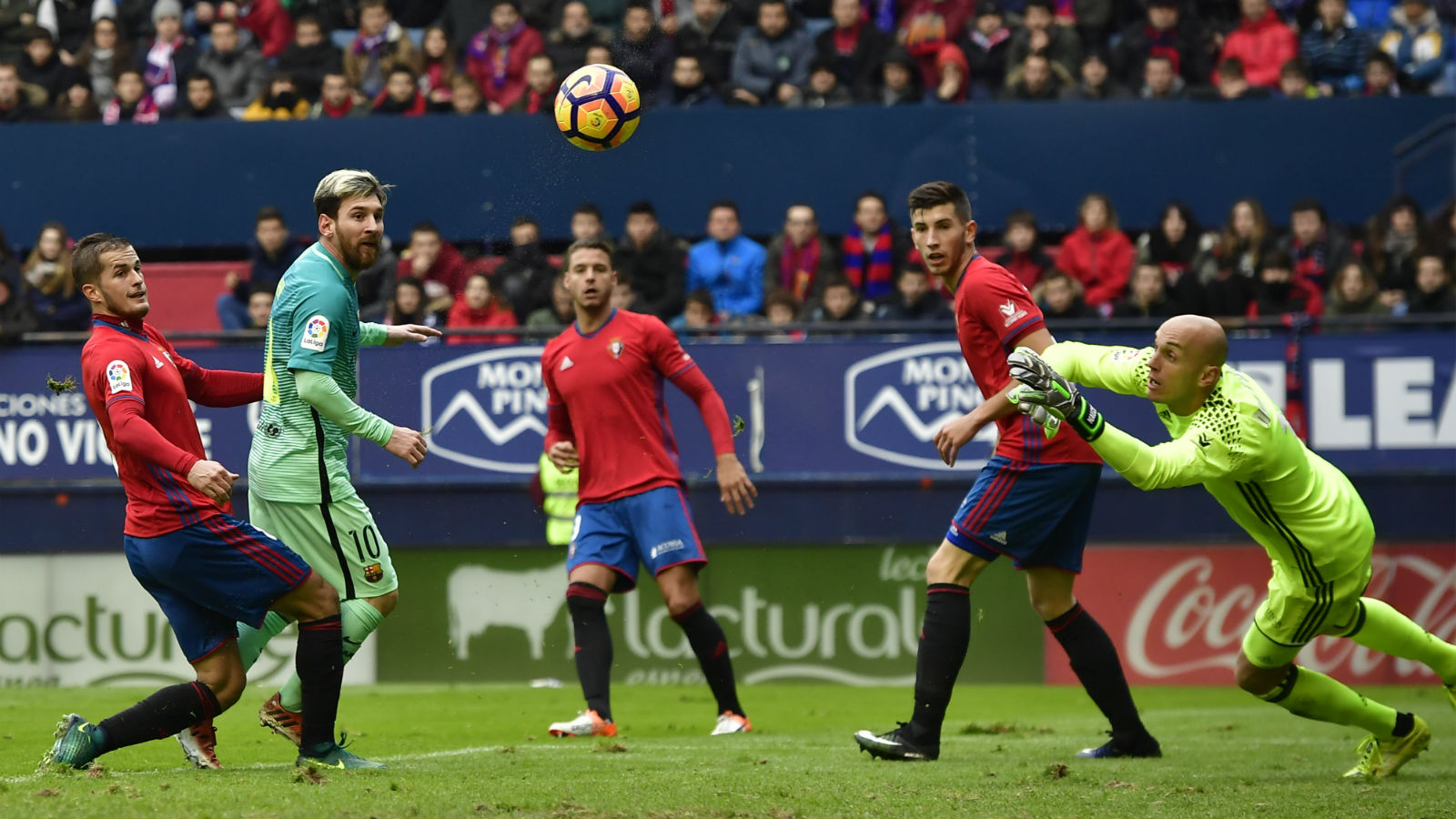 Messi maltratou a defesa do Osasuna e cortou cinco advers&aacute;rios para fazer um gola&ccedil;o