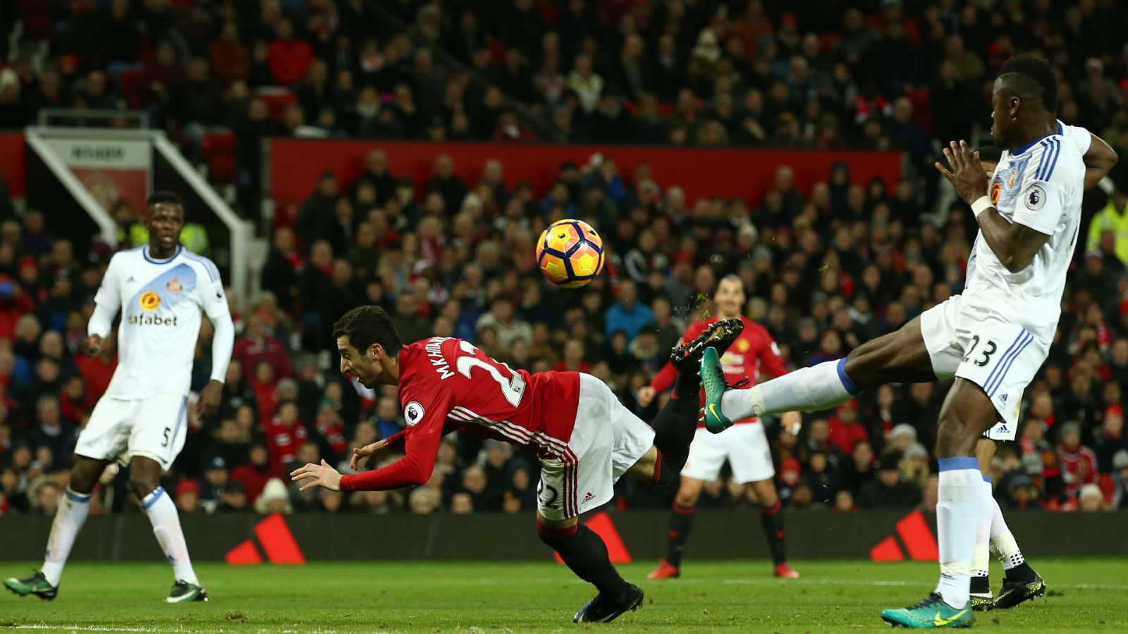 Estava impedido, mas o &lsquo;gol de escorpi&atilde;o&rsquo; de Mkhitaryan n&atilde;o deixa de ser espetacular