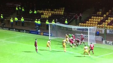 Motherwell perde pênalti, e o que acontece no rebote é de doer os olhos