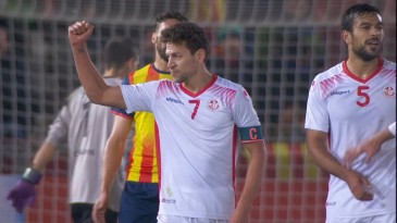 Com tripleta e golaço, Msakni acabou com a Catalunha em seu amistoso anual