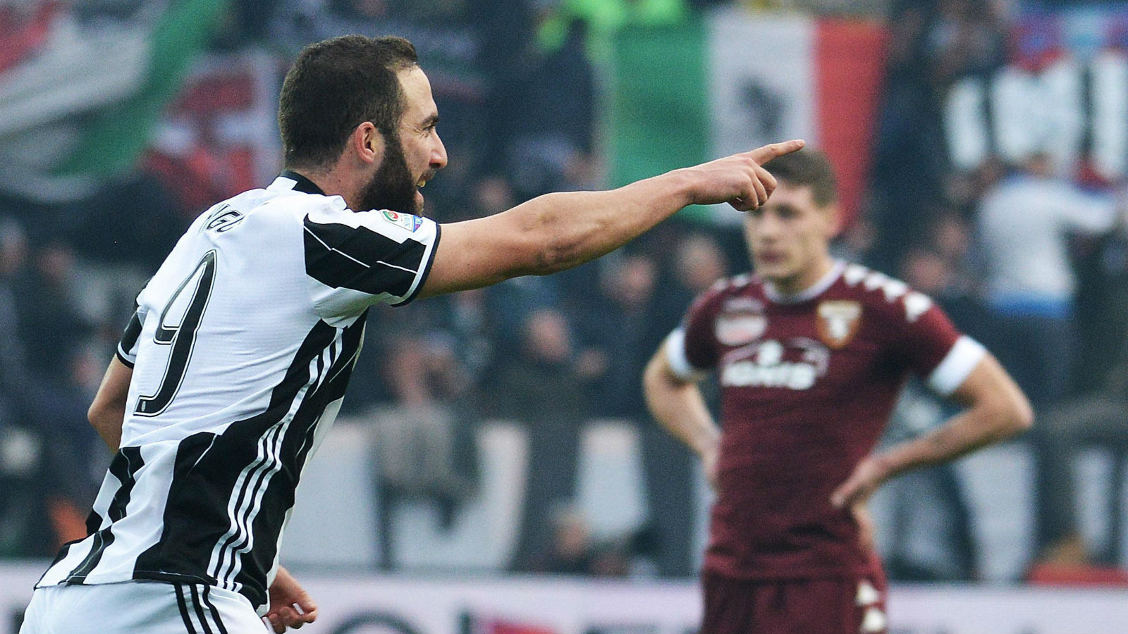 O faro de gol de Higua&iacute;n valeu ouro para a Juve virar e vencer o D&eacute;rbi de Turim