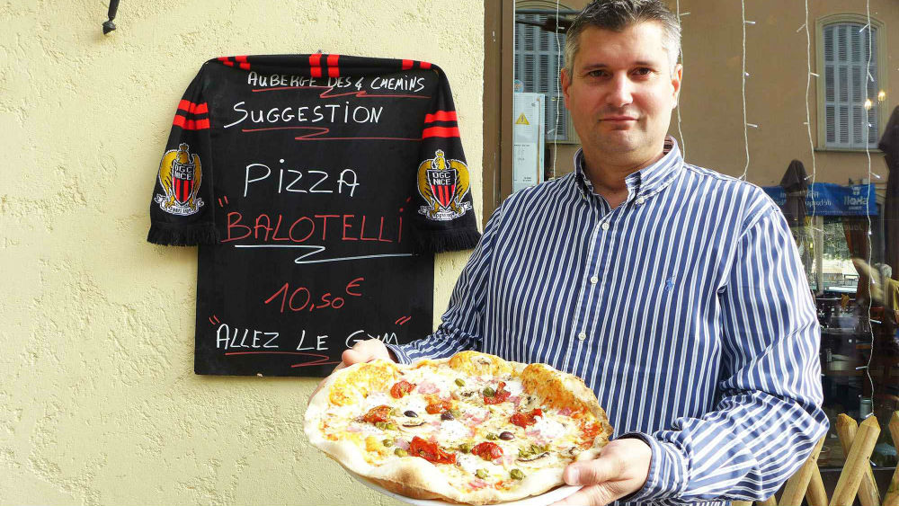 Quer provar a pizza Balotelli? Basta ir ao restaurante onde ele assinou com o Nice