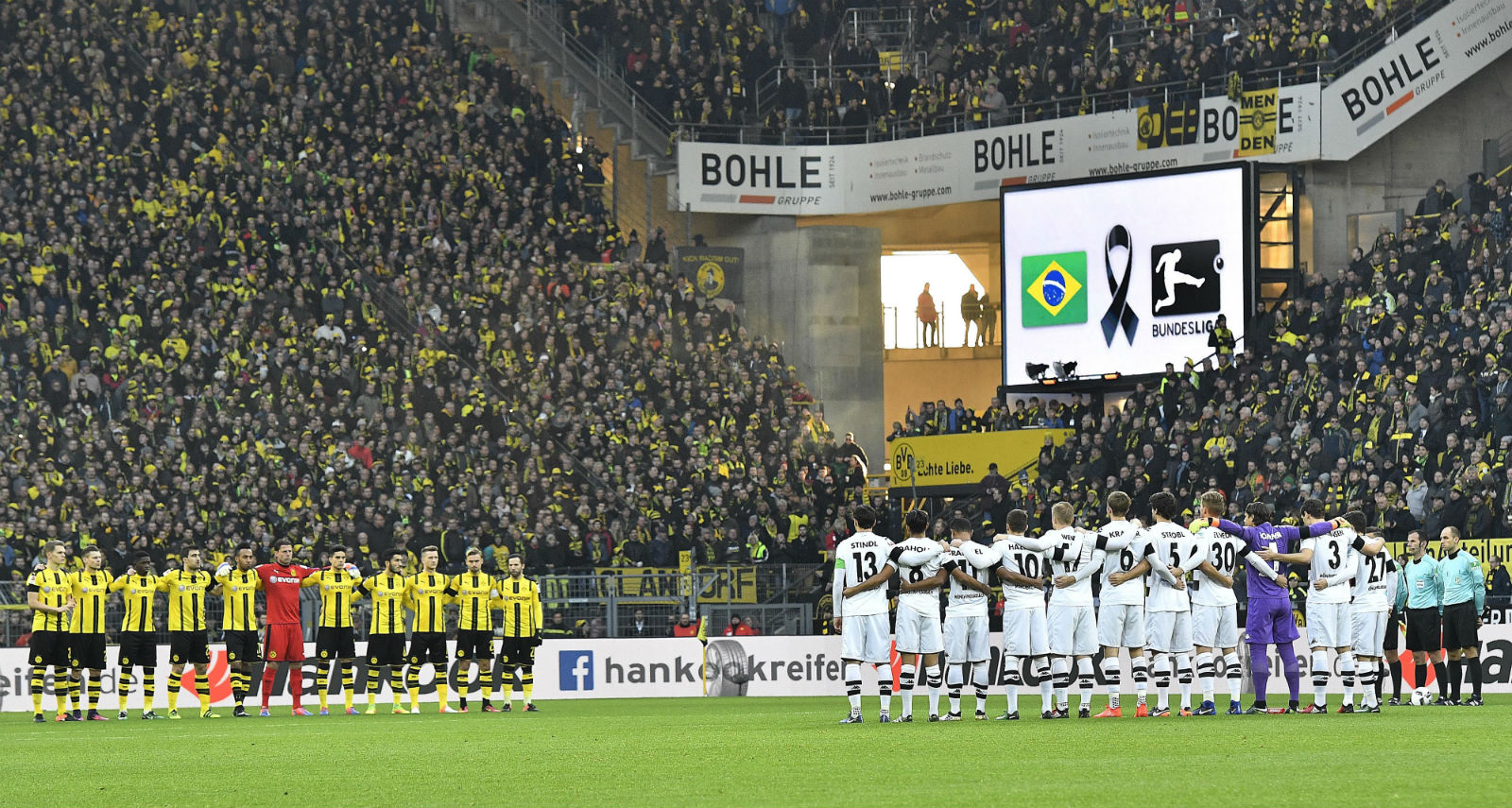 Em goleada e show do Dortmund, torcida aurinegra ofereceu um minuto de aplausos &agrave; Chape