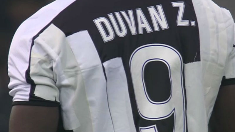 A Udinese fez uma enorme gambiarra com fita crepe em sua camisa para jogar no Italiano
