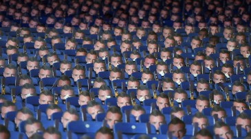 Em protesto, torcida do Leicester usa 30 mil máscaras de Vardy – inclusive o próprio Vardy