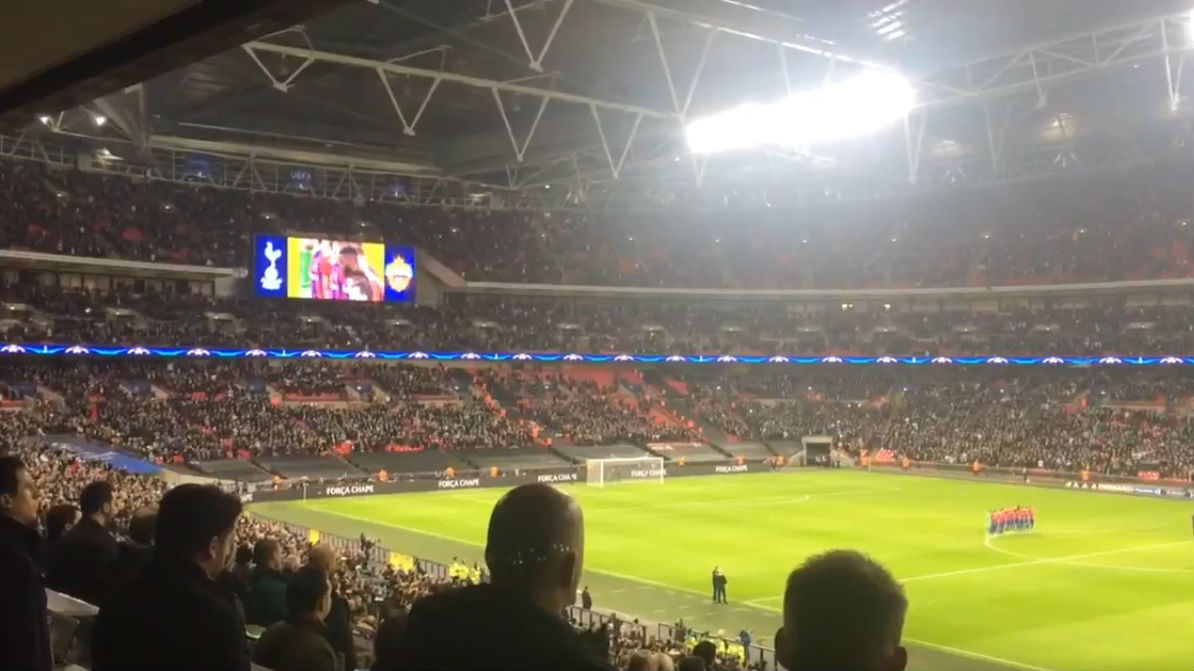 Wembley ficou em sil&ecirc;ncio absoluto durante homenagem &agrave; Chapecoense