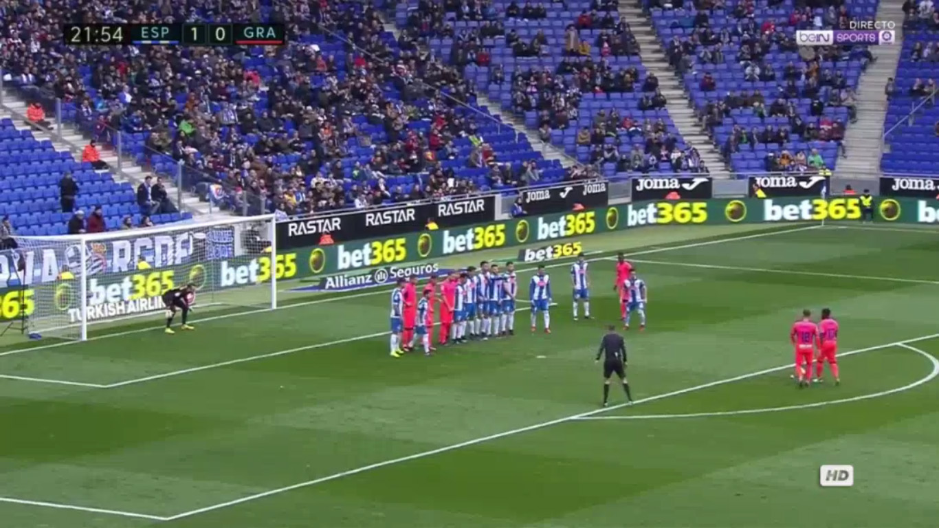 O Granada perdeu, mas Andreas Pereira marcou um gol de falta &agrave; Ronaldinho em jogo de gola&ccedil;os