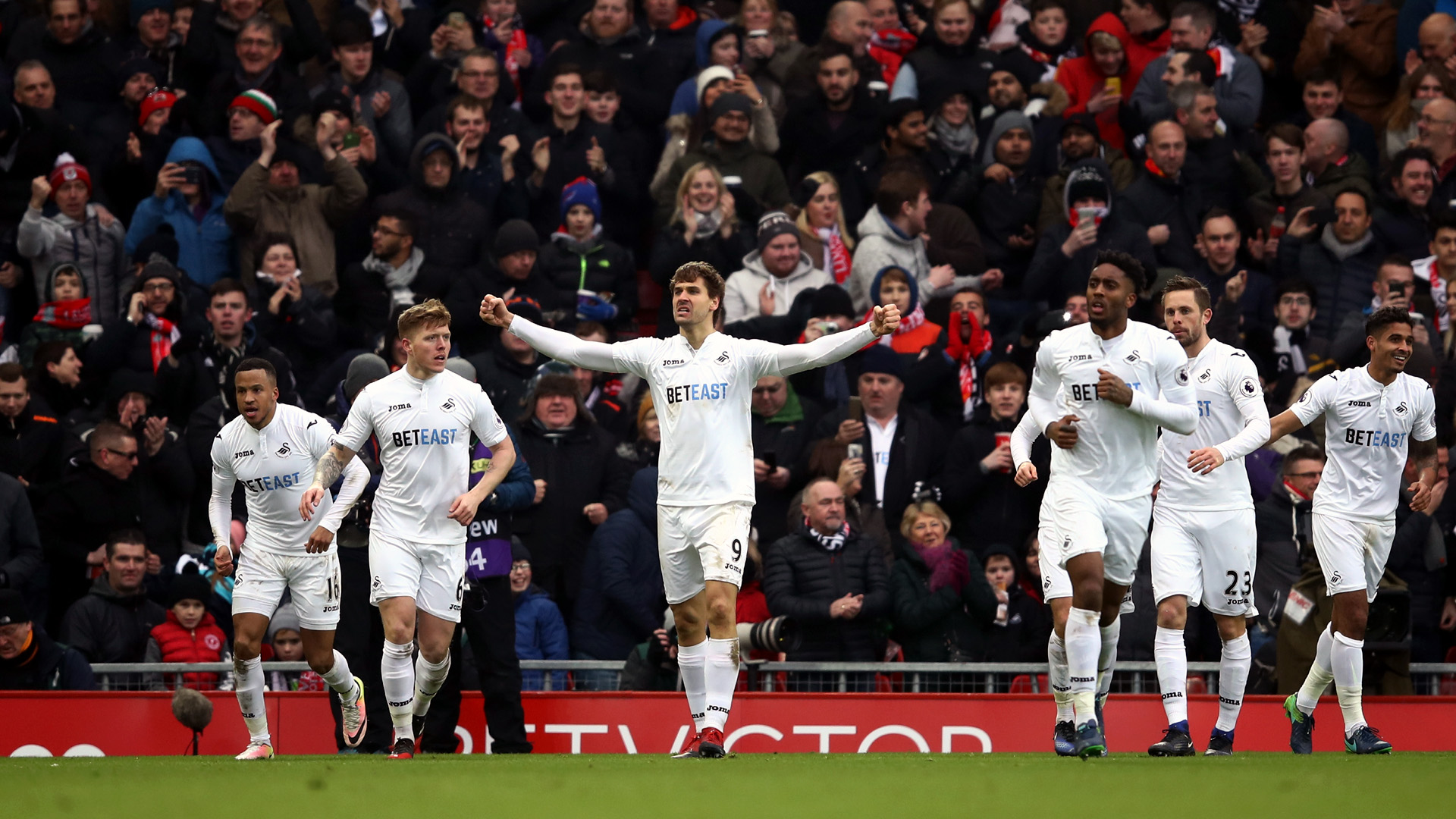 Fernando Llorente: dois gols e participa&ccedil;&atilde;o no terceiro do Swansea contra o Liverpool (Photo by Julian Finney/Getty Images)
