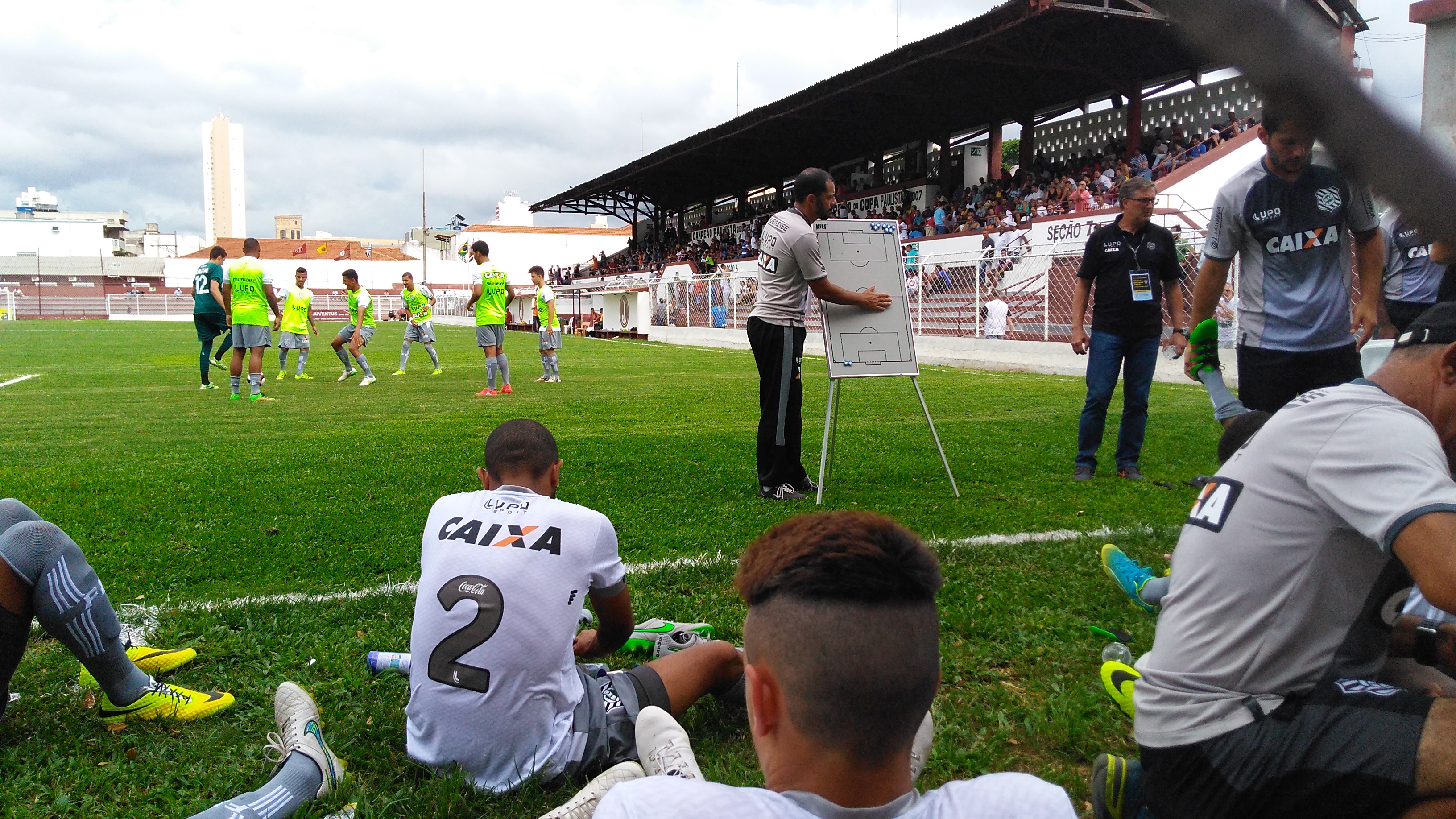 Rua Javari foi palco de uma prele&ccedil;&atilde;o no gramado do t&eacute;cnico do Figueirense na Copinha