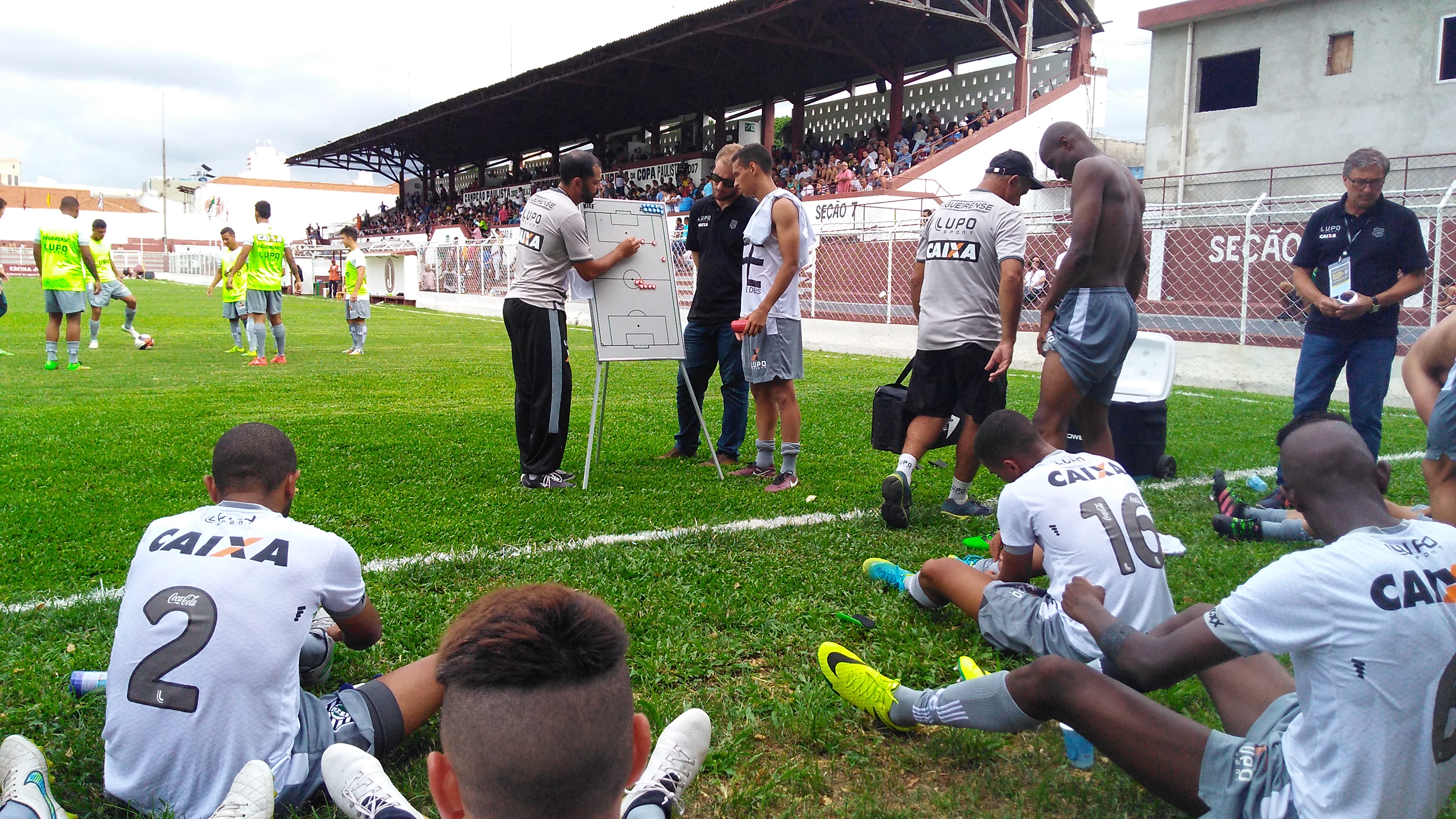 Jogadores do Figueirense durante a orienta&ccedil;&atilde;o dada no gramado da Rua Javari