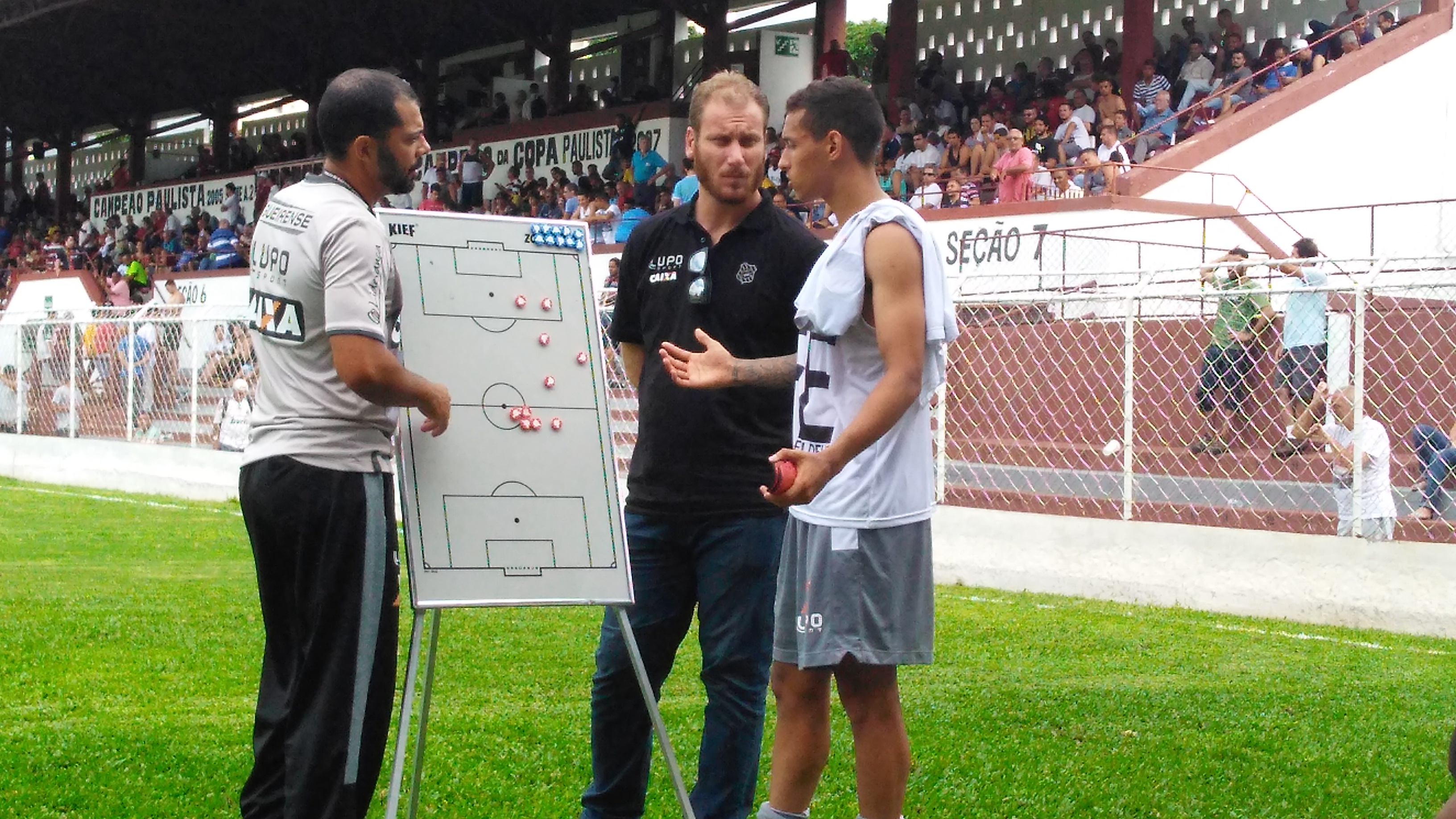 Jogadores do Figueirense durante a orienta&ccedil;&atilde;o dada no gramado da Rua Javari
