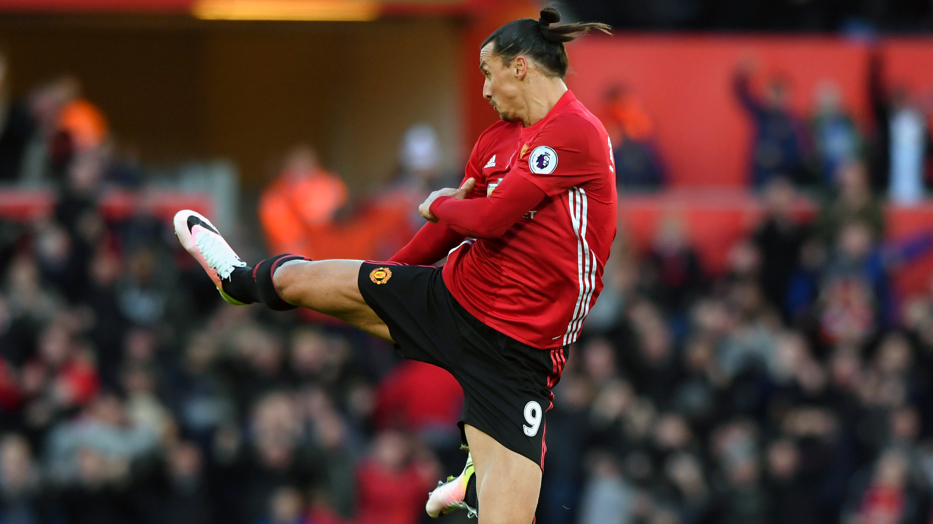 Ibra mira t&iacute;tulo da Premier League e ainda brinca: &ldquo;Conquistei a Inglaterra em tr&ecirc;s meses&rdquo;