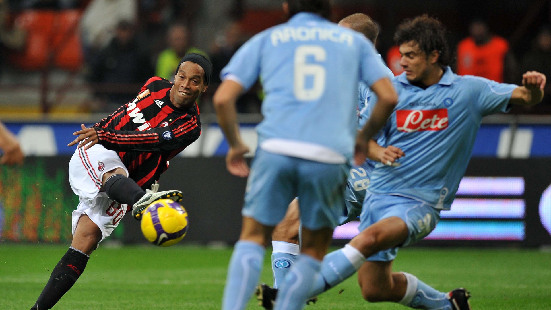 Em 2008, duelos entre Milan e Napoli tiveram algozes brasileiros e topo realcan&ccedil;ado por Ronaldinho