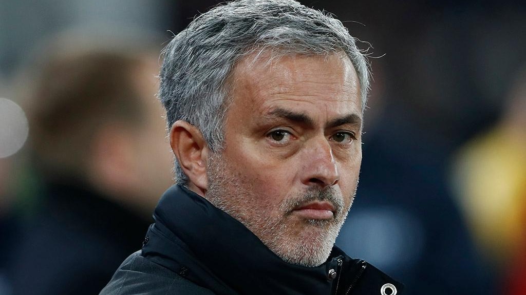 Mourinho pede que torcida do United n&atilde;o v&aacute; ao jogo contra o Liverpool como se fosse ao teatro