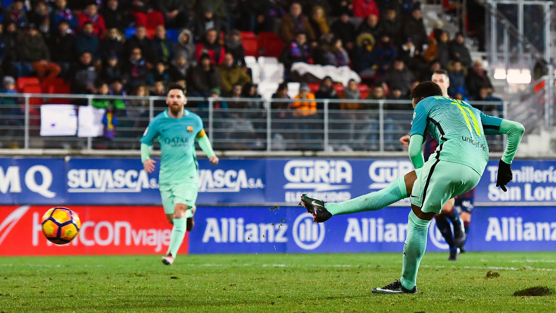 Neymar chuta para marcar o 4 a 0 para o Barcelona no Eibar  (Photo by David Ramos/Getty Images)
