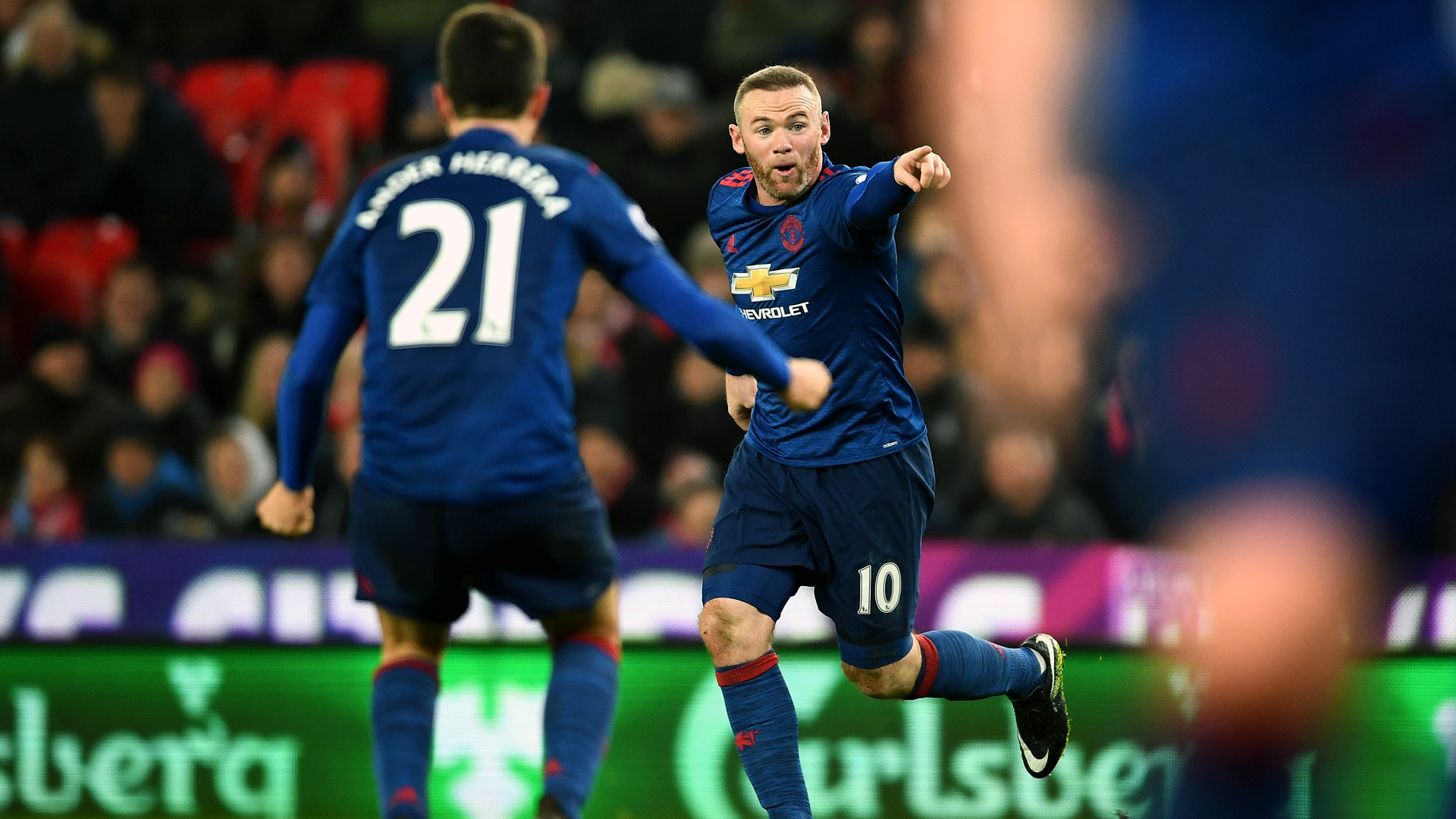 Gola&ccedil;o de falta faz de Rooney maior artilheiro do Man Utd e salva time da derrota