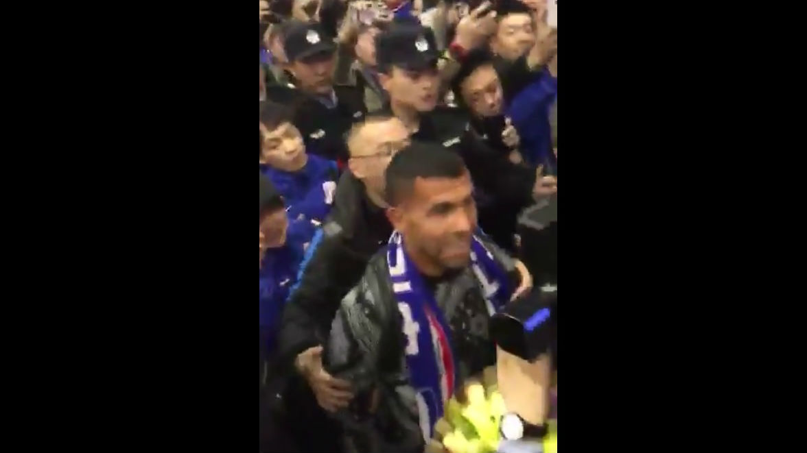 Torcida do Shanghai Shenhua recebeu Tevez com uma grande festa no aeroporto