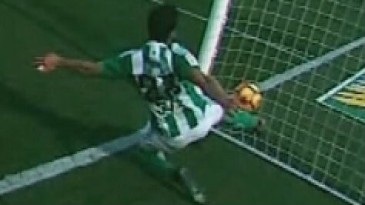 Sem o uso da tecnologia na Espanha, este gol do Barcelona não foi validado