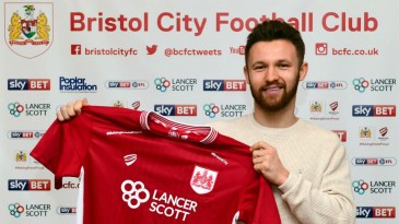 “O Figo de Bristol”: Artilheiro troca um rival pelo outro e causa enorme barulho na Inglaterra