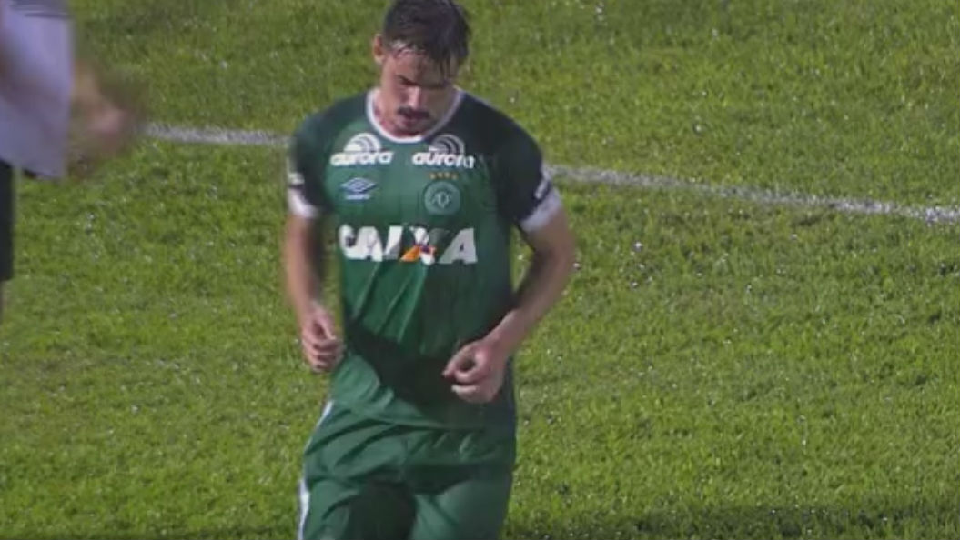 Debaixo d&rsquo;&aacute;gua, da chuva e das l&aacute;grimas, Chape encerra sua campanha honrosa na Copinha
