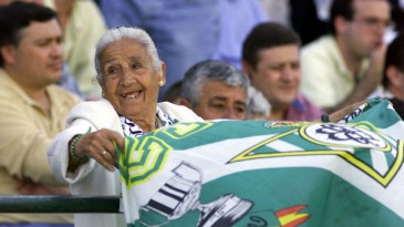 O adeus da “Avó do Betis”, a idosa de 92 anos que fez parte do folclore do futebol espanhol