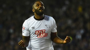 Mesmo com gol contra ridículo de Bent, a draga do Leicester na temporada continua