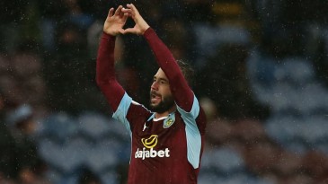 Defour esbanjou classe neste golaço por cobertura pelo Burnley