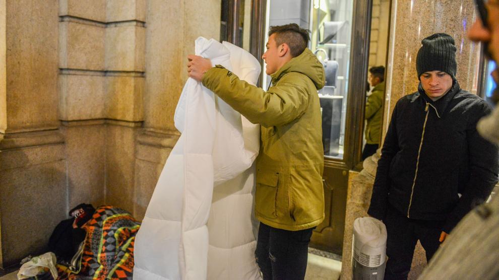 Dybala e Iturbe passaram a noite de sexta distribuindo edredons a moradores de rua