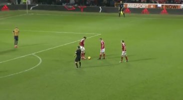 O Nottingham Forest marcou um “gol de futebol de areia” maravilhoso na Championship
