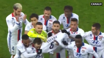 A linda homenagem do Lyon a jogador forçado a se aposentar por lesão aos 25 anos