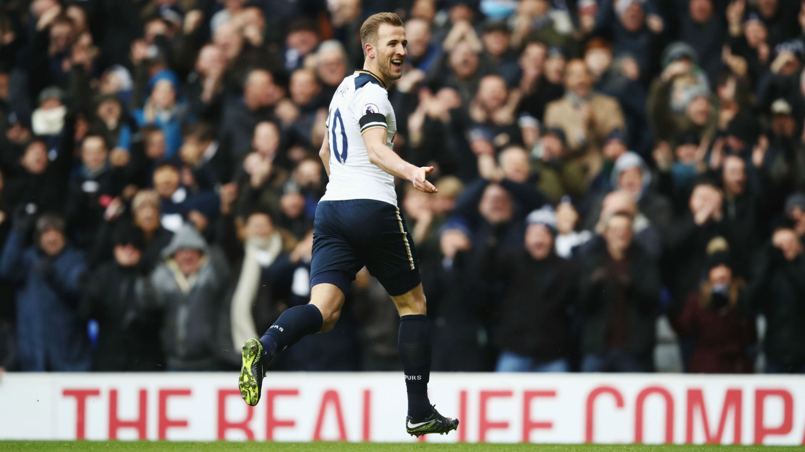 Com tr&ecirc;s de Kane e grande atua&ccedil;&atilde;o coletiva, Tottenham conquistou uma vit&oacute;ria devastadora