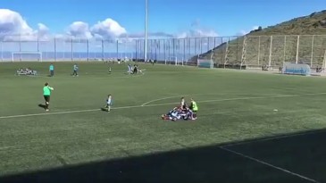 Dose de fofura: Menininho marca gol de falta e jogadores adversários comemoram com ele