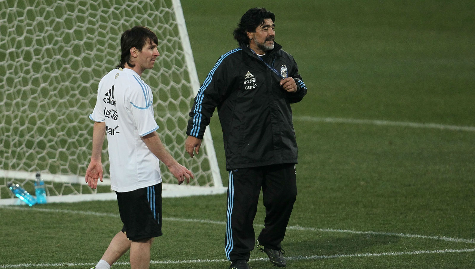 O dia em que Maradona deu sua li&ccedil;&atilde;o nas cobran&ccedil;as de falta a um jovem Messi