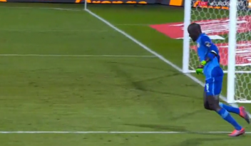 Goleiro de Senegal tropeçou em si mesmo e protagonizou a simulação mais ridícula de todas