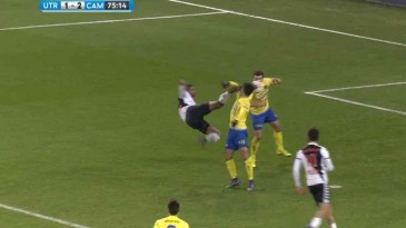 Não fosse o uso de vídeo, juiz teria dado pênalti contra jogador que teve rosto chutado