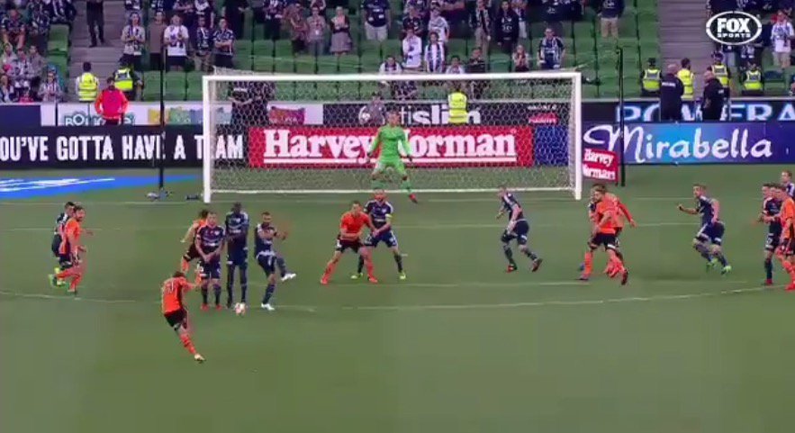 Este gola&ccedil;o de falta na Austr&aacute;lia at&eacute; lembrou os melhores tempos de Roberto Carlos