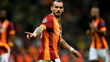 Dá uma olhada no passe de calcanhar de Sneijder em seu mais novo show pelo Galatasaray