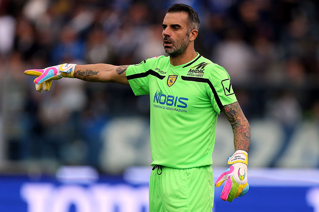 EMPOLI, ITALY - OCTOBER 23: Stefano Sorrentino of AC Chievo Verona gestures during the Serie A match between Empoli FC and AC ChievoVerona at Stadio Carlo Castellani on October 23, 2016 in Empoli, Italy. (Photo by Gabriele Maltinti/Getty Images)